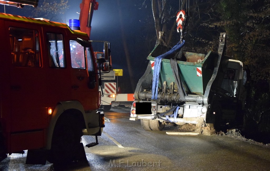 Container LKW umgestuerzt Koeln Brueck Bruecker- Dellbruecker Mauspfad P519.JPG - Miklos Laubert